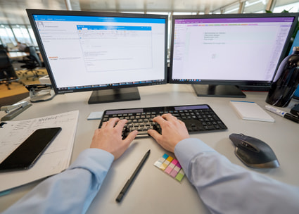 Des mains tapent sur le clavier d'un ordinateur Des mains tapent sur le clavier d'un ordinateur